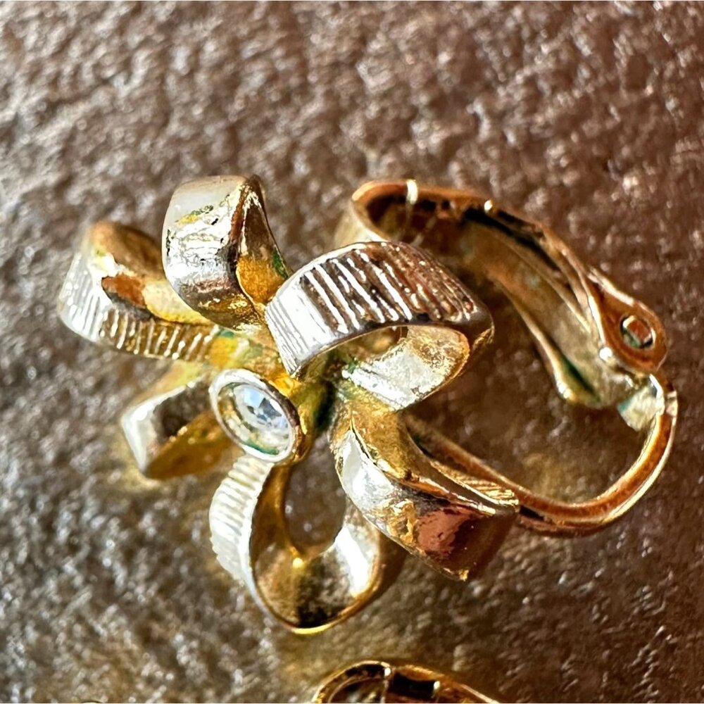 Vintage Gold-Tone Flower Clip-On Earrings With Rhinestone Accents Small Size - Picture 8 of 8